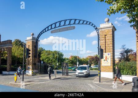 Eingang zum Anchor Retail Park, Mile End Road, Bethnal Green, London Borough of Tower Hamlets, Greater London, England, Großbritannien Stockfoto