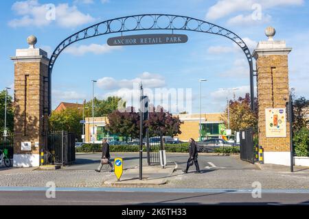 Eingang zum Anchor Retail Park, Mile End Road, Bethnal Green, London Borough of Tower Hamlets, Greater London, England, Großbritannien Stockfoto