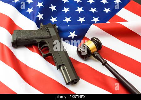 Richter entscheiden über den Einsatz von zivilen Waffen, patriotische Flagge mit Pistole. Stockfoto