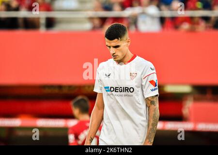 MALLORCA, SPANIEN - 15. OKTOBER: Erik Lamela von Sevilla CF reagiert während des Spiels zwischen RCD Mallorca und Sevilla CF von La Liga Santander am 15. Oktober 2022 im Son Moix Stadium von Mallorca, Spanien. (Foto von Samuel Carreño/PxImages) Credit: Px Images/Alamy Live News Stockfoto