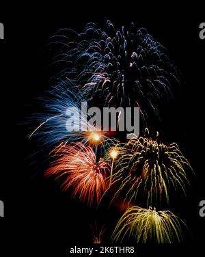 Feuerwerk am Nachthimmel, nächtliche Absorption, Feuerwerk am Nachthimmel, nächtliche Absorption Stockfoto