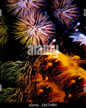 Feuerwerk am Nachthimmel, nächtliche Absorption, Feuerwerk am Nachthimmel, nächtliche Absorption Stockfoto