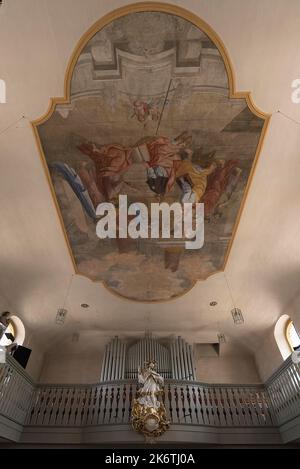 Deckenmalerei und die Figur des St. Nepomuk vor dem Orgelloft in der Pfarrkirche St. James der Ältere, erbaut 1757-1792 Stockfoto