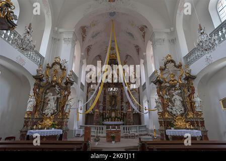 Innenraum mit Rokoko-Hochaltar, 1761, in der Wallfahrtskirche Maria Limbach, erbaut 1751-1755, Limbach, Unterfranken, Bayern, Deutschland Stockfoto