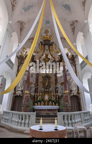 Rokoko-Hochaltar, 1761, in der Wallfahrtskirche Maria Limbach, erbaut 1751-1755, Limbach, Unterfranken, Bayern, Deutschland Stockfoto