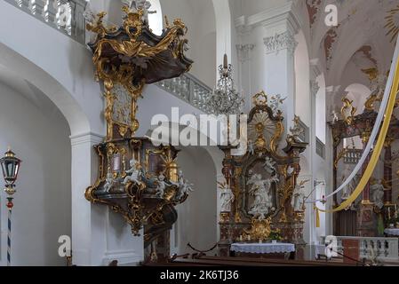 Rokoko-Seitenkanzel und Seitenaltar in der Wallfahrtskirche Maria Limbach, erbaut 1751-1755, Limbach, Unterfranken, Bayern, Deutschland Stockfoto