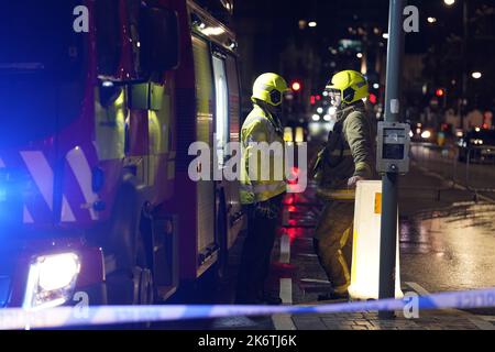 Feuerwehrleute am Schauplatz eines Brandes im Stadtzentrum von Leeds, der in den obersten Stockwerken eines verstürzten Gebäudes in der Cookridge Street in der Nähe des Millennium Square ausbrach Bilddatum: Samstag, 15. Oktober 2022. Stockfoto