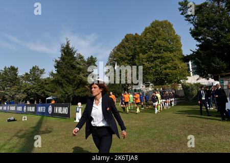 Mailand, Italien. 15. Oktober 2022. Cheftrainerin RITA GUARINO vom FC Internazionale während des Tim Vision-Matches der Serie A zwischen dem FC Internazionale Women und den AC Milan Women im Stadion Breda in Sesto San Giovanni, wenige Kilometer nördlich der Stadt Mailand, Italien. (Bild: © Ervin Shulku/ZUMA Press Wire) Bild: ZUMA Press, Inc./Alamy Live News Stockfoto