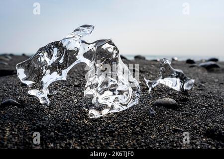 Eis, Eisstücke am schwarzen Sandstrand, am schwarzen Lavastrand Diamond Beach, Südostisland, Island Stockfoto