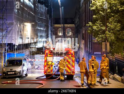 Feuerwehrleute am Schauplatz eines Brandes im Stadtzentrum von Leeds, der in den obersten Stockwerken eines verstürzten Gebäudes in der Cookridge Street in der Nähe des Millennium Square ausbrach Bilddatum: Samstag, 15. Oktober 2022. Stockfoto