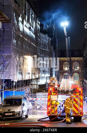 Feuerwehrleute am Schauplatz eines Brandes im Stadtzentrum von Leeds, der in den obersten Stockwerken eines verstürzten Gebäudes in der Cookridge Street in der Nähe des Millennium Square ausbrach Bilddatum: Samstag, 15. Oktober 2022. Stockfoto