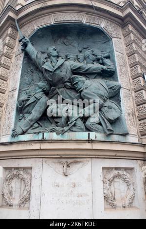 Ein Bronzerelief von Soldaten in einer ersten Kriegsszene an der Ecke Andrassy Ut und Izabella Utca Budapest, Ungarn Stockfoto