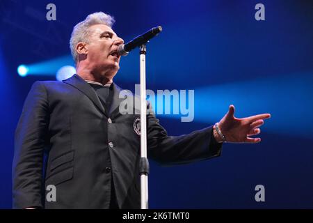 Madrid, Spanien. 15. Oktober 2022. Der Sänger José Maria Sanz Beltran, bekannt als Loquillo, tritt während eines Musikkonzerts Gira El Rey 2022 im Wizink Center in Madrid auf. Kredit: SOPA Images Limited/Alamy Live Nachrichten Stockfoto