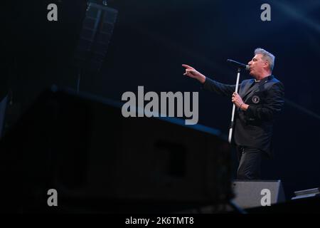 Madrid, Spanien. 15. Oktober 2022. Der Sänger José Maria Sanz Beltran, bekannt als Loquillo, tritt während eines Musikkonzerts Gira El Rey 2022 im Wizink Center in Madrid auf. Kredit: SOPA Images Limited/Alamy Live Nachrichten Stockfoto