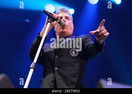 Madrid, Spanien. 15. Oktober 2022. Der Sänger José Maria Sanz Beltran, bekannt als Loquillo, tritt während eines Musikkonzerts Gira El Rey 2022 im Wizink Center in Madrid auf. Kredit: SOPA Images Limited/Alamy Live Nachrichten Stockfoto