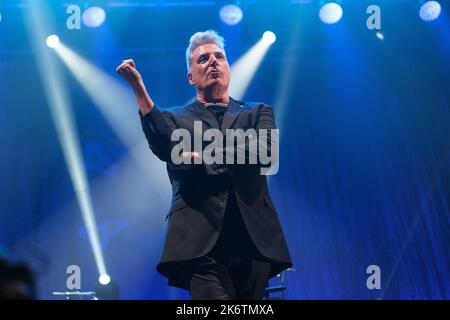 Madrid, Spanien. 15. Oktober 2022. Der Sänger José Maria Sanz Beltran, bekannt als Loquillo, tritt während eines Musikkonzerts Gira El Rey 2022 im Wizink Center in Madrid auf. Kredit: SOPA Images Limited/Alamy Live Nachrichten Stockfoto