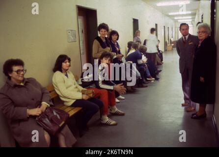 Dortmund. Menschen in Not im Dortmunder Sozialamt ca. 1983 Stockfoto