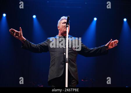 Madrid, Spanien. 15. Oktober 2022. Der Sänger José Maria Sanz Beltran, bekannt als Loquillo, tritt während eines Musikkonzerts Gira El Rey 2022 im Wizink Center in Madrid auf. (Foto: Atilano Garcia/SOPA Images/Sipa USA) Credit: SIPA USA/Alamy Live News Credit: SIPA USA/Alamy Live News Stockfoto