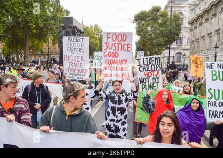 London, Großbritannien. 15. Oktober 2022. Ein Protestler hält während des marsches in Whitehall ein Plakat zur „Food Justice“. Bauern und Unterstützer marschierten in Westminster und forderten ein besseres Lebensmittel- und Farmsystem im Vereinigten Königreich, um ökologische Landbewirtschaftungssysteme zu retten und die Natur zu schützen. (Foto: Vuk Valcic/SOPA Images/Sipa USA) Quelle: SIPA USA/Alamy Live News Stockfoto