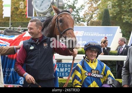 Ascot, Bergen, Großbritannien. 15.. Oktober 2022. Pferd Trueshan unter Jockey Hollie Doyle gewinnt den QIPCO British Champions Long Distance Cup (Klasse 1) (Gruppe 2) (British Champions Series) beim QIPCO British Champions Day auf der Ascot Racecourse gegen Pferd Coltrane unter Jockey David Probert. Eigentümer Singula Partnerschaft. Trainer Alan King, Barbury Castle. Züchter Didier Blot2, Sponsor Goodwin Racing Ltd Quelle: Maureen McLean/Alamy Live News Stockfoto