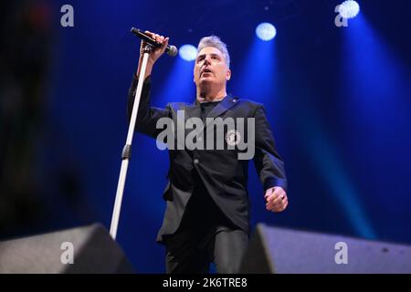 Madrid, Spanien. 15. Oktober 2022. Der Sänger José Maria Sanz Beltran, bekannt als Loquillo, tritt während eines Musikkonzerts Gira El Rey 2022 im Wizink Center in Madrid auf. (Foto: Atilano Garcia/SOPA Images/Sipa USA) Credit: SIPA USA/Alamy Live News Credit: SIPA USA/Alamy Live News Stockfoto