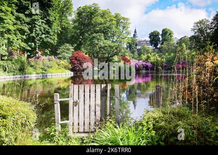 Tür zum Teich im Schlosspark, der im 18.. Jahrhundert auf der Rückseite der Burg Berleburg, Stammsitz der Sayn-Wittgenstein-Berleburg, entstanden ist Stockfoto