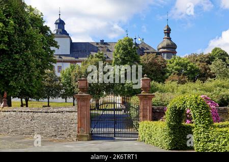 Hecke, Mauer und schmiedeeisernes Tor vor Schloss Berleburg, Stammsitz der Familie Sayn-Wittgenstein-Berleburg, Bad Berleburg, klimatisch Stockfoto