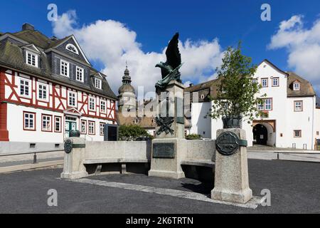 Denkmal für Kaiser Wilhelm I. und die Gefallenen im Ersten Weltkrieg, Fachwerkhaus auf der linken Seite, Schloss Berleburg auf der Rückseite, Stammsitz der Stockfoto