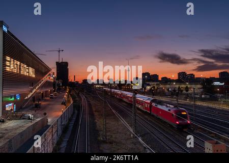 East Side Mall, Deutschland, Berlin, 06. 08. 2020, Blick von der Warschauer Brücke, Sonnenuntergang, Stadt, Osten, Bahngleise, Fernsehturm, Regionalzug Stockfoto