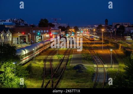 Deutschland, Berlin, 06. 08. 2020, Blick von der Warschauer Brücke, Depot, ICE, Züge, Waggons Stockfoto