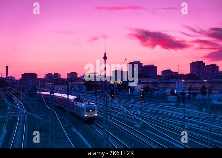 Deutschland, Berlin, 06. 08. 2020, Blick von der Warschauer Brücke, Sonnenuntergang, Stadt, Osten, Bahngleise, Fernsehturm, Regionalzug Stockfoto