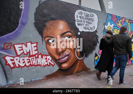 Deutschland, Berlin, 28. 03. 2021, Mauerpark, Graffiti-Wand, Arbeit von Graffiti-Künstler EME Freethinker, farbige Frauenkopf Karibik), Warum sollte ein Stockfoto