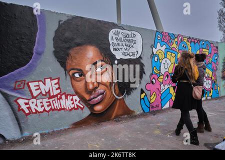 Kunstwerk des italienischen Streetart-Künstlers Pen Chill, Deutschland, Berlin, 28. 03. 2021, Mauerpark, Graffiti Wall, Arbeit des Graffiti-Künstlers EME Freethinker Stockfoto