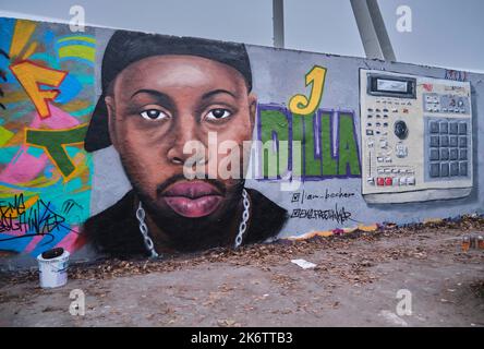 Deutschland, Berlin, 13. 12. 2020, Graffiti-Wand, Kopf, Porträt J Dilla, von Graffiti-Künstler EME Freethinker Stockfoto