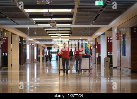 Deutschland, Berlin, 25. 11. 2020, BER, Korridor, Terminal 1, Reinigungspersonal Stockfoto