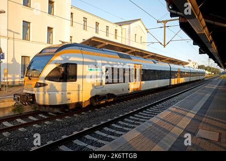 Nahverkehr, Eurobahn RB 59 am frühen Morgen am Bahnhof in Soest, Nordrhein-Westfalen, Deutschland, Europa Stockfoto