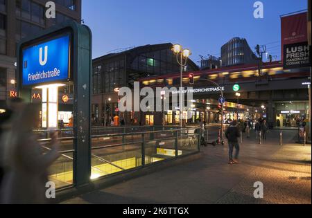 Deutschland, Berlin, 07. 11. 2020, Eisenbahnbrücke über die Friedrichstraße, Bahnhof Friedrichstraße, Regionalzug Stockfoto