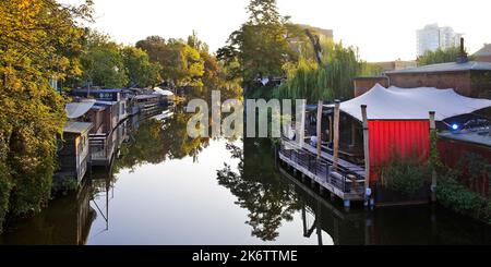 Flutgraben am frühen Morgen mit dem Restaurant Freischwimmer und dem Nachtclub Club der Visionaere, Spree, Kreuzberg, Berlin, Deutschland Stockfoto