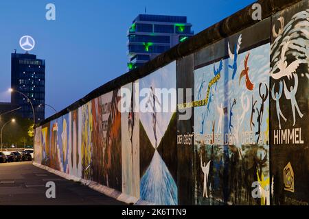 Wandbild an der Berliner Mauer mit Mercedes-Stern, Berlin, Deutschland, East Side Gallery in the Blue Hour, Berlin, Deutschland Stockfoto