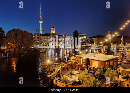 Historischer Hafen mit Museumsschiffen und Fernsehturm in der blauen Stunde, Maerkisches Ufer, Spree, Berlin, Deutschland Stockfoto