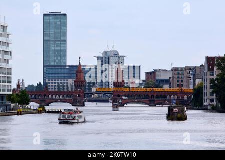 Spree mit Oberbaumbrücke und Treptowers-Hochhaus, Berlin, Deutschland Stockfoto