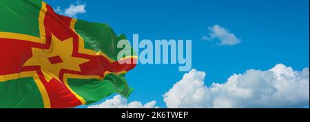 Flagge der baltischen Finnen Tver Karelians bei bewölktem Himmel, Panoramablick. Flagge, die ethnische Gruppe oder Kultur repräsentiert, regionale Behörden. Kopie sp Stockfoto