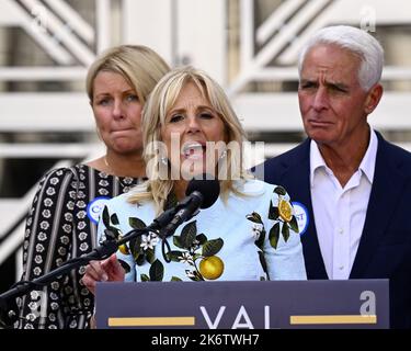 Orlando, Florida. 15. Oktober 2022. Die First Lady der Vereinigten Staaten Dr. Jill Biden hält bei einer Kundgebung in Orlando, Florida, am Samstag, dem 15. Oktober 2022, Bemerkungen. Foto von Joe Marino/UPI Credit: UPI/Alamy Live News Stockfoto