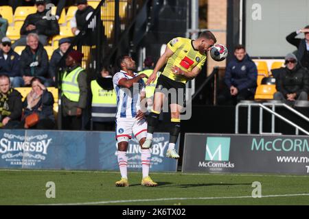 George Thomson von Harrogate Town im Einsatz mit Wes McDonald von Hartlepool United während des Spiels der Sky Bet League 2 zwischen Harrogate Town und Hartlepool United in Wetherby Road, Harrogate am Samstag, 15.. Oktober 2022. (Kredit: Mark Fletcher | MI News) Kredit: MI Nachrichten & Sport /Alamy Live News Stockfoto