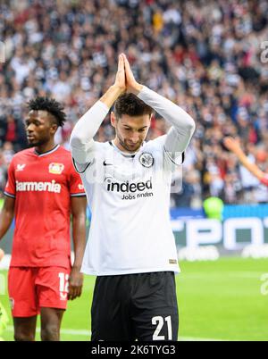 Jubel über den ehemaligen LEV-Spieler Lucas ALARIO (F) nach seinem Tor auf 5:1, Geste, Entschuldigung, Fußball 1. Bundesliga, Spieltag 10., Eintracht Frankfurt (F) - Bayer 04 Leverkusen (LEV) 5:1, am 15. Oktober 2022 in Frankfurt/Deutschland. #Die DFL-Vorschriften verbieten die Verwendung von Fotos als Bildsequenzen und/oder quasi-Video # © Stockfoto