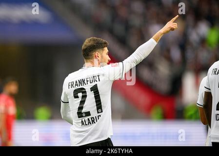 Frankfurt, Deutschland. 15. Oktober 2022. Jubel F um Lucas ALARIO (F/Nr. 21) nach seinem Tor zu 5:1, Fußball 1. Bundesliga, Spieltag 10., Eintracht Frankfurt (F) - Bayer 04 Leverkusen (LEV) 5:1, am 15.10.2022 in Frankfurt/Deutschland. Die DFL-Bestimmungen von #verbieten die Verwendung von Fotos als Bildsequenzen und/oder quasi-Video # © Credit: dpa/Alamy Live News Stockfoto