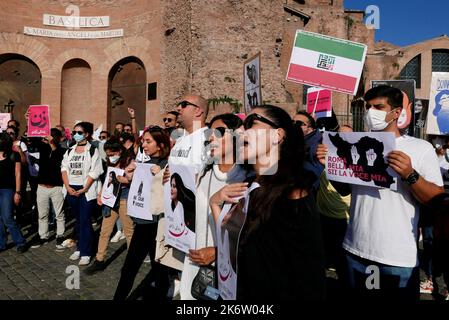 Rom, Italien. 15. Oktober 2022. Am 15. Oktober 2022 demonstrieren Menschen in Rom, Italien, für iranische Frauen. Dutzende von italienischen und iranischen Aktivisten protestierten gegen den Tod des 22-jährigen Mahsa Amini am 13. September und die jüngsten Morde an mehr als than100 iranischen Menschen. (Foto: Elisa Gestri/SIPA USA) Quelle: SIPA USA/Alamy Live News Quelle: SIPA USA/Alamy Live News Stockfoto