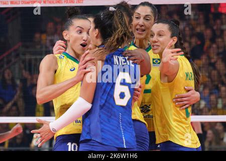 Apeldoorn, Niederlande. 15. Oktober 2022. Die Spieler Brasiliens feiern den Torstand während des Finalspiels zwischen Brasilien und Serbien bei der Volleyball-Weltmeisterschaft der Frauen 2022 in Apeldoorn, Niederlande, am 15. Oktober 2022. Quelle: Li Xiaopeng/Xinhua/Alamy Live News Stockfoto