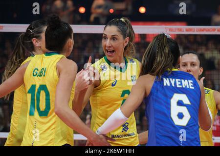 Apeldoorn, Niederlande. 15. Oktober 2022. Die Spieler Brasiliens feiern den Torstand während des Finalspiels zwischen Brasilien und Serbien bei der Volleyball-Weltmeisterschaft der Frauen 2022 in Apeldoorn, Niederlande, am 15. Oktober 2022. Quelle: Li Xiaopeng/Xinhua/Alamy Live News Stockfoto