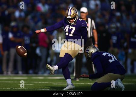 Seattle, WA, USA. 15. Oktober 2022. Der Washington Huskies Kicker Peyton Henry (47) startet eine PAT während eines Spiels zwischen den Arizona Wildcats und Washington Huskies im Husky Stadium in Seattle, WA. Sean Brown/CSM/Alamy Live News Stockfoto